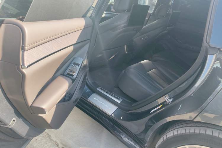Used Denza Z9 2024 1100 km All-Wheel-Drive Ultra Version Interior 1