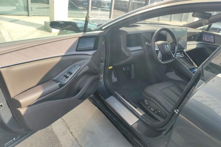 Used Denza Z9 2024 1100 km All-Wheel-Drive Ultra Version Interior 2