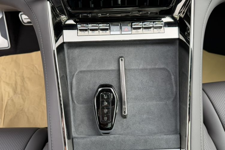 Used Denza Z9 2024 1100 km All-Wheel-Drive Ultra Version Interior 2
