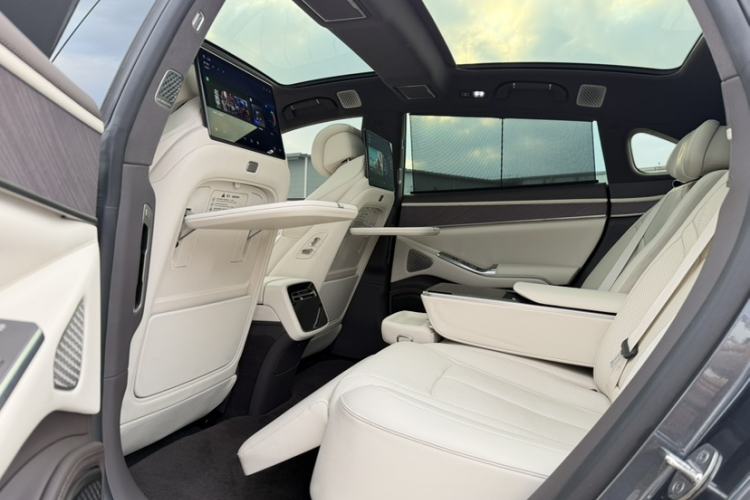 Used Denza Z9 2024 1100 km All-Wheel-Drive Ultra Version Interior 3