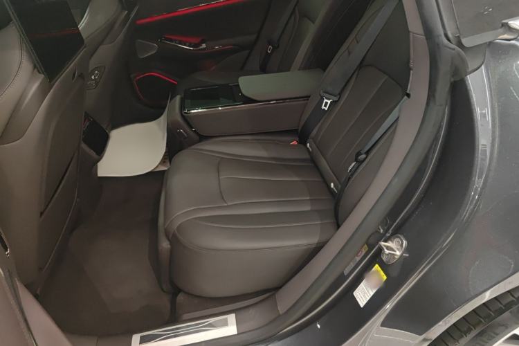 Used Denza Z9 2024 1100 km All-Wheel-Drive Ultra Version Interior 4
