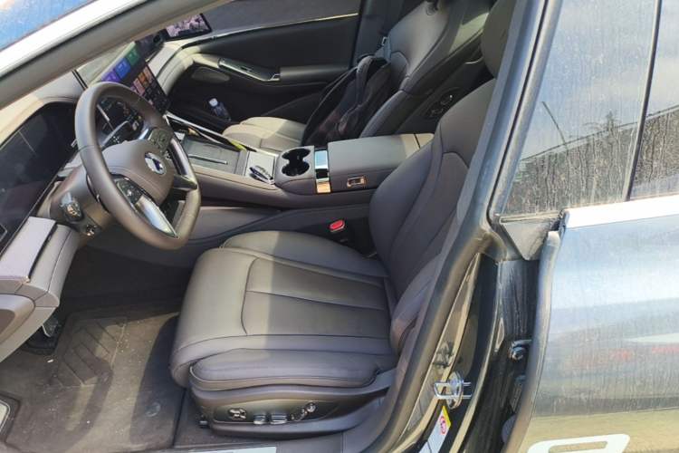 Used Denza Z9 2024 1100 km All-Wheel-Drive Ultra Version Left Front Seat