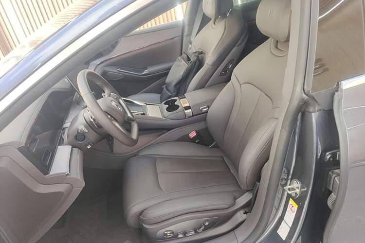 Used Denza Z9 2024 1100 km Four-Wheel Drive Max Version Left Front Seat