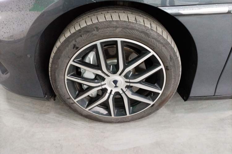 Used Denza Z9 2024 1100 km Four-Wheel Drive Max Version Left Front Wheel Hub