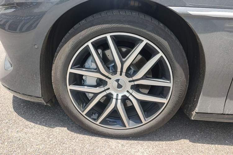 Used Denza Z9 2024 1100 km Four-Wheel Drive Max Version Left Front Wheel Hub