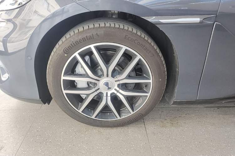 Used Denza Z9 2024 1100 km Four-Wheel Drive Max Version Left Front Wheel Hub