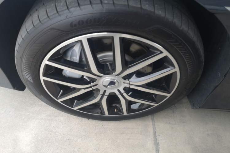 Used Denza Z9 2024 1100 km Four-Wheel Drive Max Version Left Front Wheel Hub