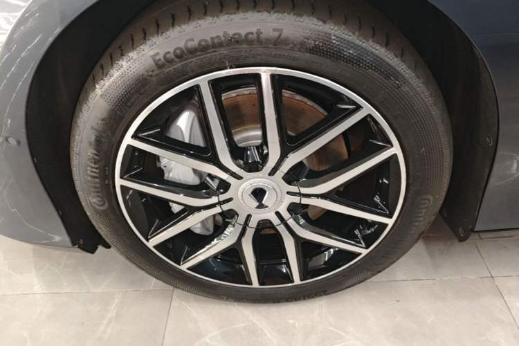 Used Denza Z9 2024 1100 km Four-Wheel Drive Max Version Left Front Wheel Hub