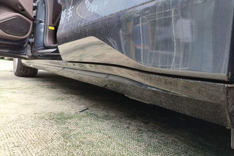 Used Denza Z9 2024 1100 km All-Wheel-Drive Ultra Version Left Side Sill