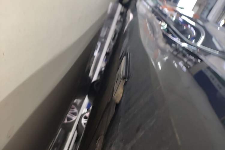 Used Denza Z9 2024 1100 km All-Wheel-Drive Ultra Version Left Side Sill