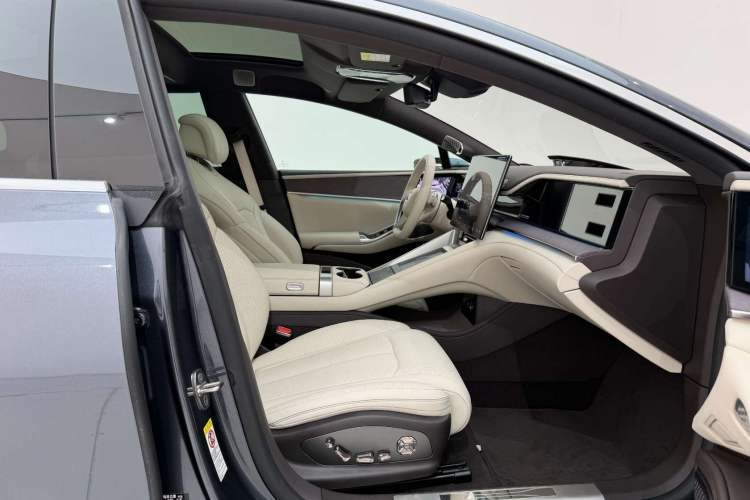 Used Denza Z9 2024 1100 km All-Wheel-Drive Ultra Version Right Front Seat