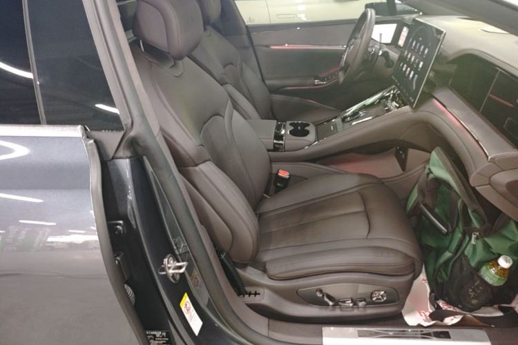 Used Denza Z9 2024 1100 km All-Wheel-Drive Ultra Version Right Front Seat