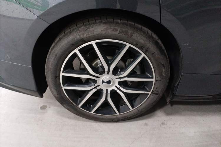 Used Denza Z9 2024 1100 km Four-Wheel Drive Max Version Right Rear Wheel Hub