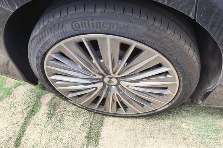 Used Denza Z9 2024 1100 km All-Wheel-Drive Ultra Version Right Rear Wheel Hub