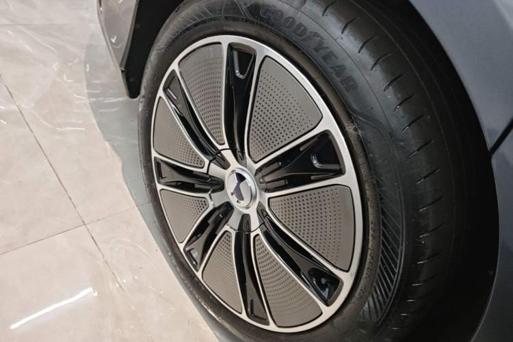 Used Denza Z9 2024 1100 km Four-Wheel Drive Max Version Right Rear Wheel Hub