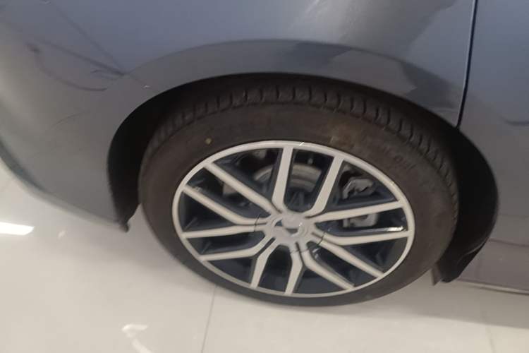 Used Denza Z9 2024 1100 km Four-Wheel Drive Max Version Right Rear Wheel Hub