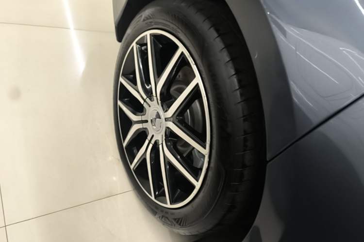 Used Denza Z9 2024 1100 km Four-Wheel Drive Max Version Right Rear Wheel Hub