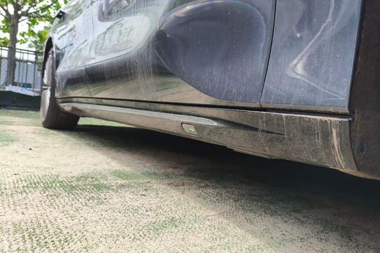 Used Denza Z9 2024 1100 km All-Wheel-Drive Ultra Version Right Side Sill