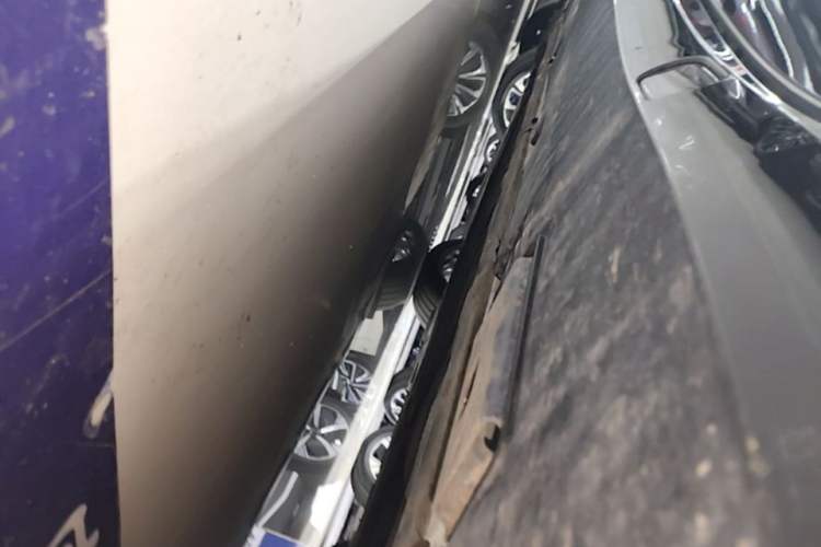 Used Denza Z9 2024 1100 km All-Wheel-Drive Ultra Version Right Side Sill