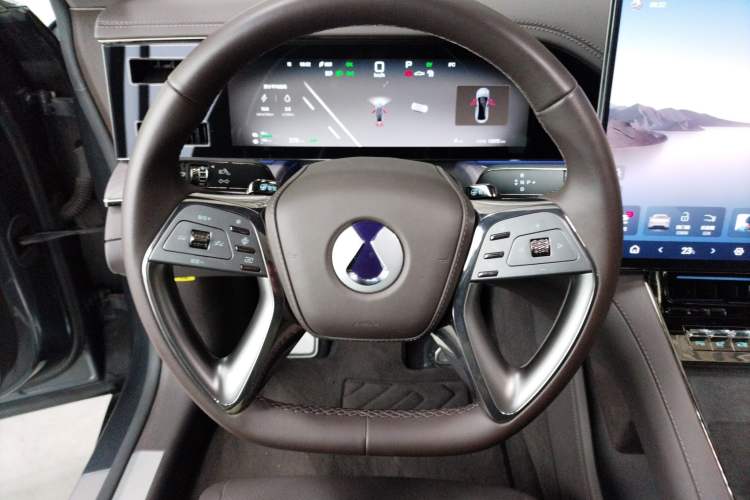 Used Denza Z9 2024 1100 km Four-Wheel Drive Max Version Steering Wheel