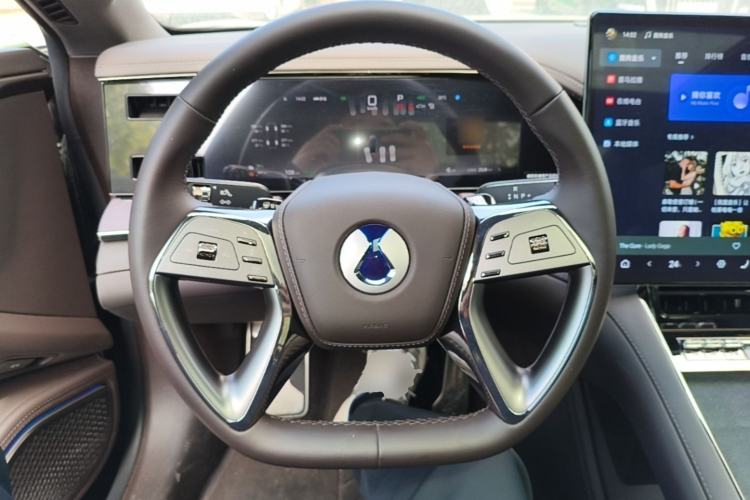 Used Denza Z9 2024 1100 km All-Wheel-Drive Ultra Version Steering Wheel