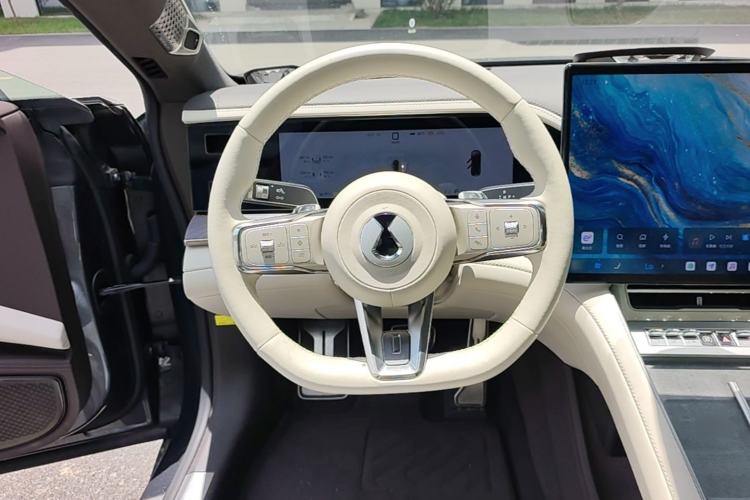 Used Denza Z9 2024 1100 km Four-Wheel Drive Max Version Steering Wheel