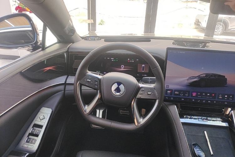 Used Denza Z9 2024 1100 km Four-Wheel Drive Max Version Steering Wheel