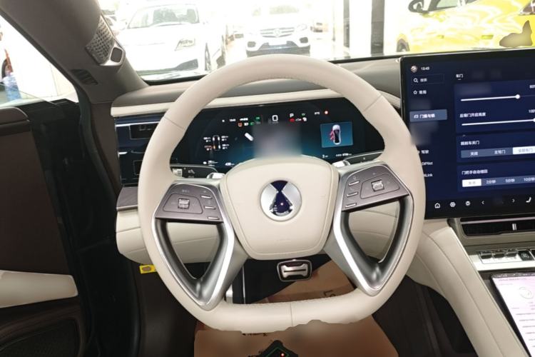 Used Denza Z9 2024 1100 km Four-Wheel Drive Max Version Steering Wheel
