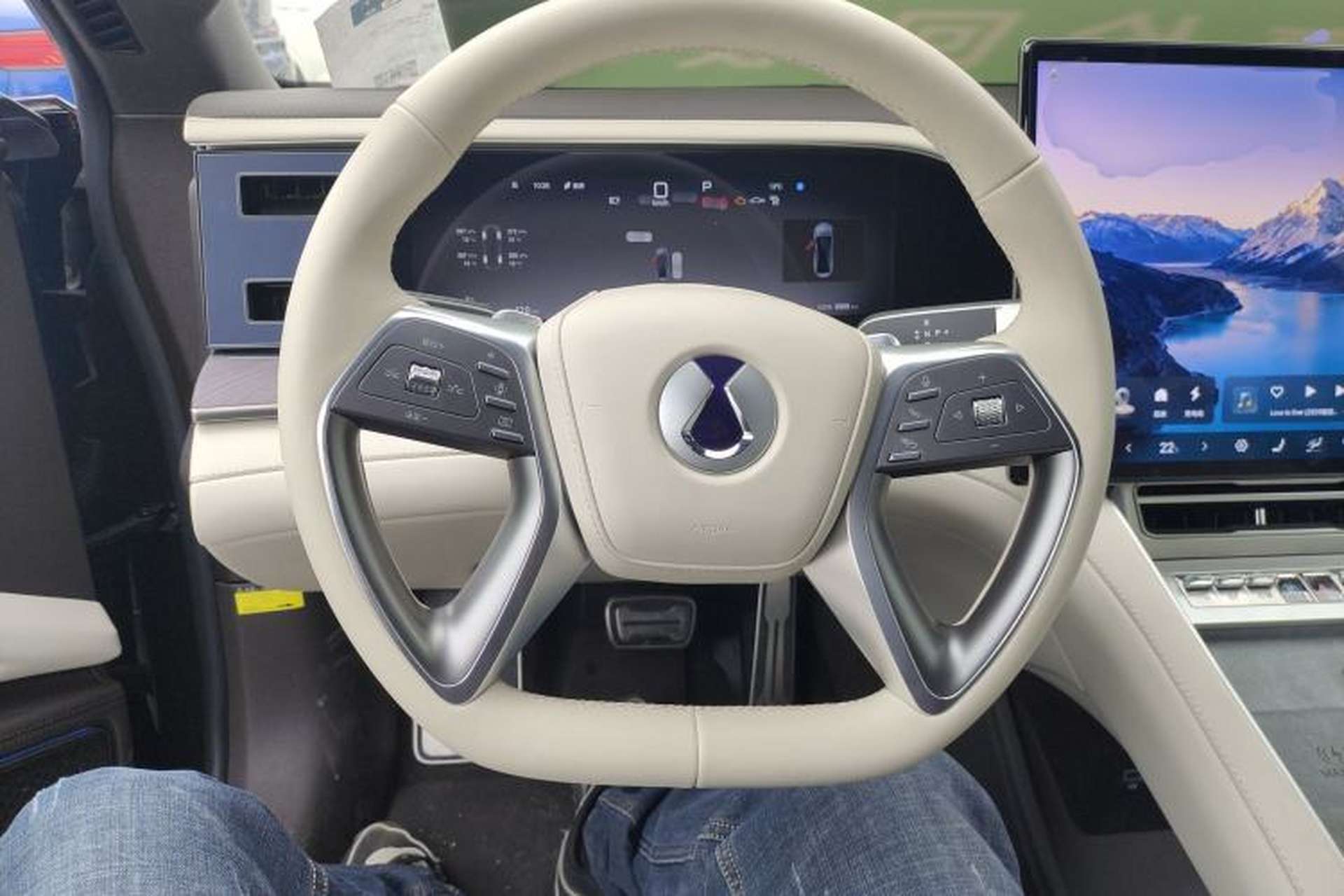Used Denza Z9 2024 1100 km All-Wheel-Drive Ultra Version Steering Wheel