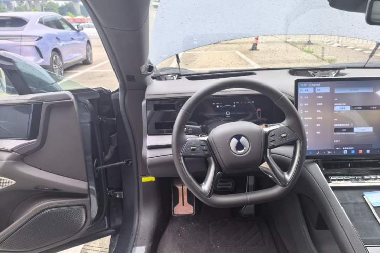 Used Denza Z9 2024 1100 km Four-Wheel Drive Max Version Steering Wheel