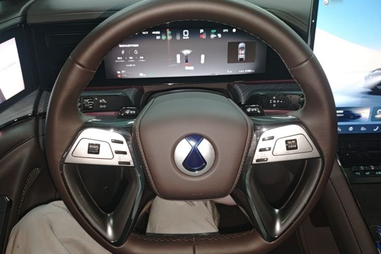 Used Denza Z9 2024 1100 km All-Wheel-Drive Ultra Version Steering Wheel