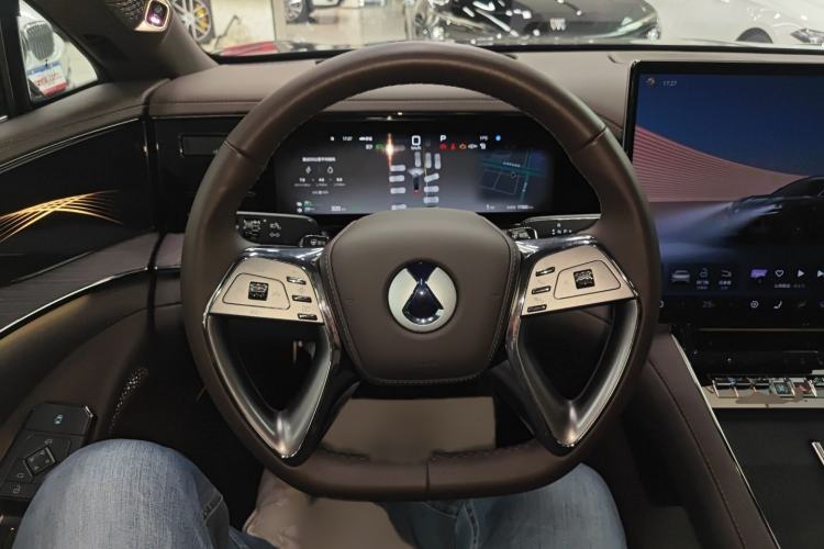 Used Denza Z9 2024 1100 km All-Wheel-Drive Ultra Version Steering Wheel
