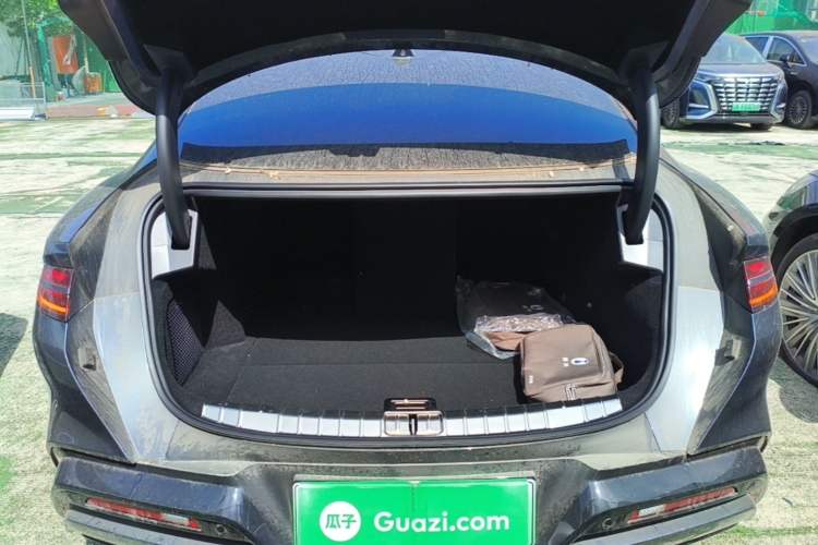 Used Denza Z9 2024 1100 km All-Wheel-Drive Ultra Version Trunk