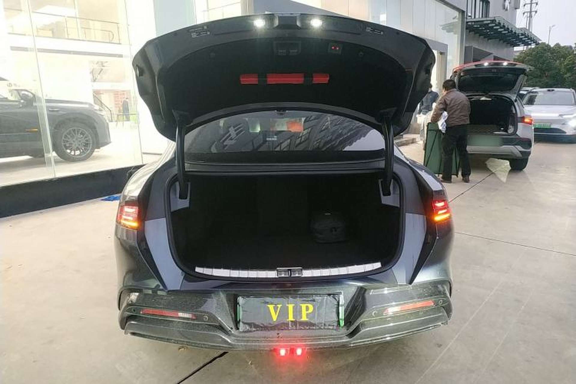 Used Denza Z9 2024 1100 km Four-Wheel Drive Max Version Trunk