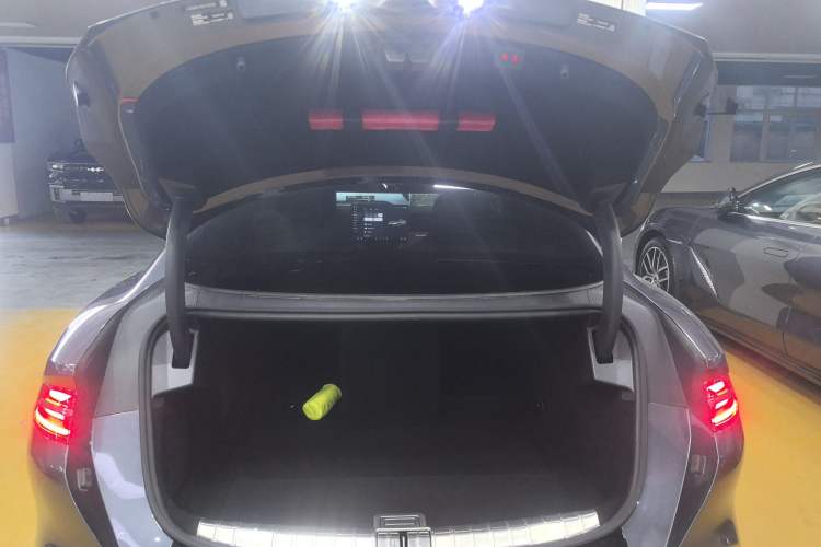 Used Denza Z9 2024 1100 km All-Wheel-Drive Ultra Version Trunk