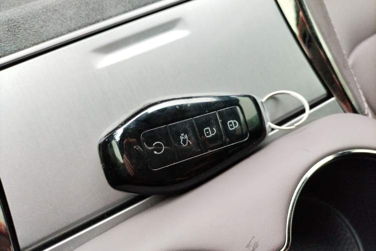 Used Denza Z9 2024 1100 km Four-Wheel Drive Max Version Vehicle Key