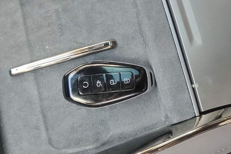 Used Denza Z9 2024 1100 km Four-Wheel Drive Max Version Vehicle Key