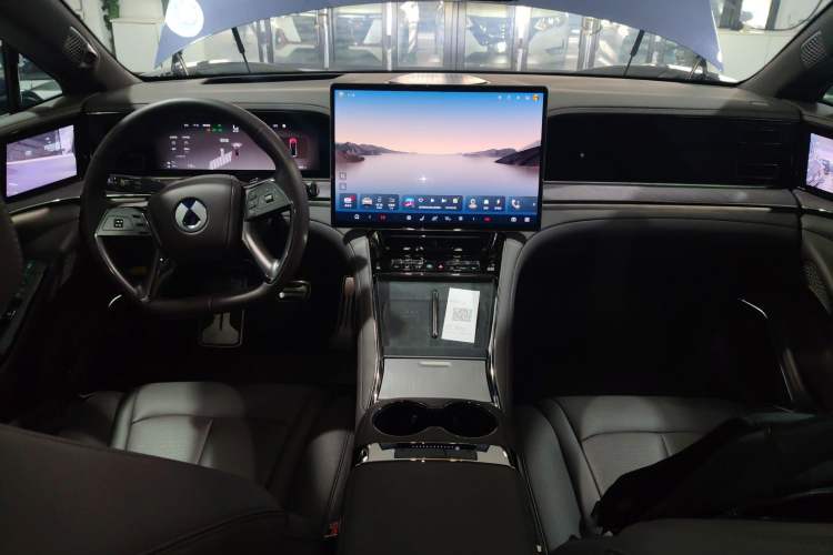 Used Denza Z9 2024 1100 km All-Wheel-Drive Ultra Version Center Console