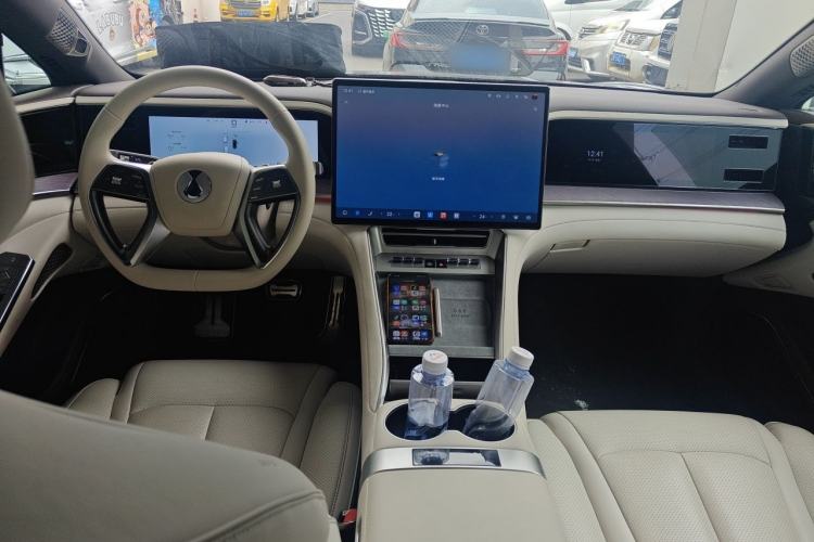 Used Denza Z9 2024 1100 km All-Wheel-Drive Ultra Version Center Console