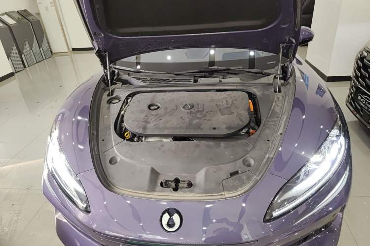 Used Denza Z9 2024 1100 km Four-Wheel Drive Max Version Engine Bay