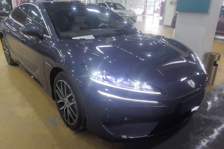 Used Denza Z9 2024 1100 km Four-Wheel Drive Max Version Front Right 45 Deg