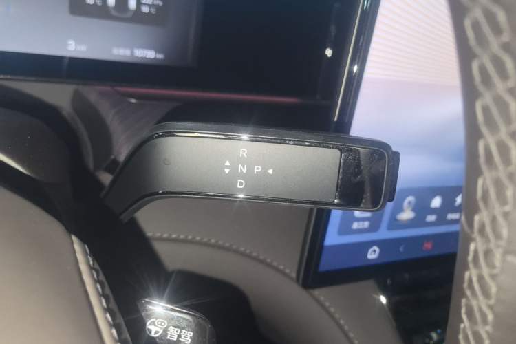 Used Denza Z9 2024 1100 km Four-Wheel Drive Max Version Gear Lever