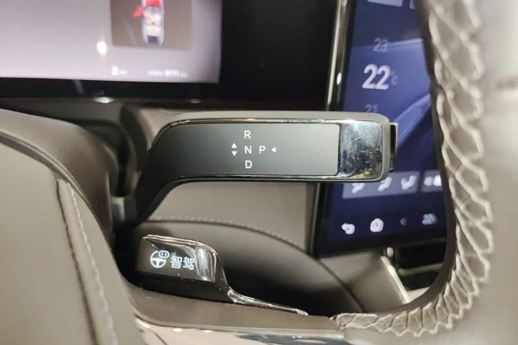 Used Denza Z9 2024 1100 km Four-Wheel Drive Max Version Gear Lever