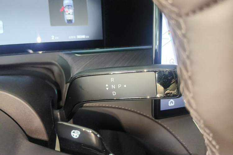 Used Denza Z9 2024 1100 km All-Wheel-Drive Ultra Version Gear Lever