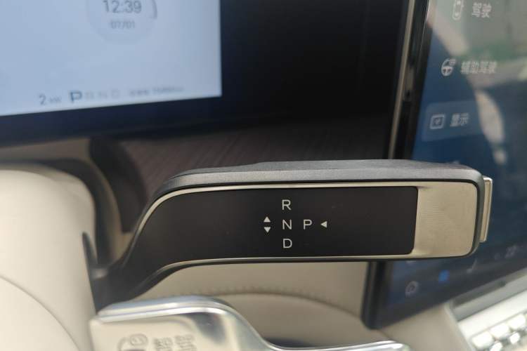Used Denza Z9 2024 1100 km All-Wheel-Drive Ultra Version Gear Lever