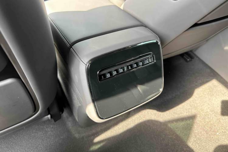 Used Denza Z9 2024 1100 km Four-Wheel Drive Max Version Interior 8