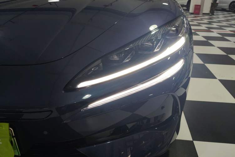 Used Denza Z9 2024 1100 km All-Wheel-Drive Ultra Version Left Front Headlight