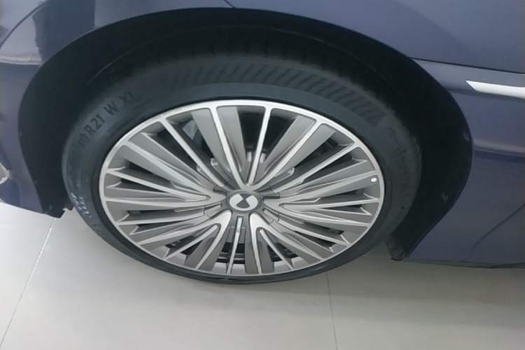 Used Denza Z9 2024 1100 km All-Wheel-Drive Ultra Version Left Front Wheel Hub