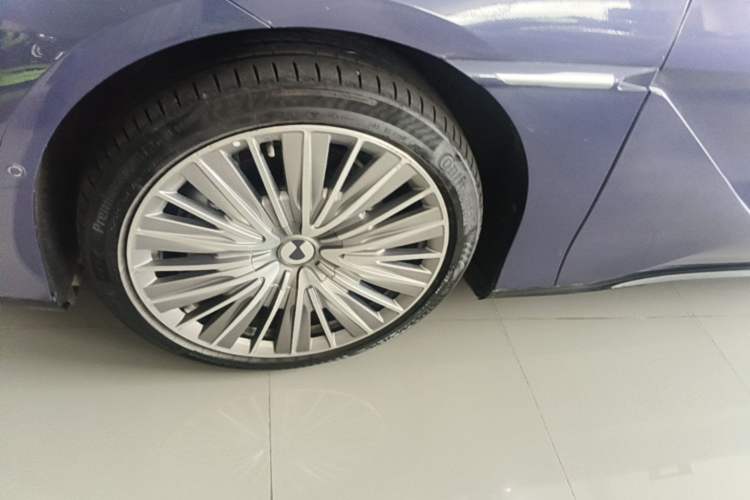 Used Denza Z9 2024 1100 km All-Wheel-Drive Ultra Version Left Front Wheel Hub