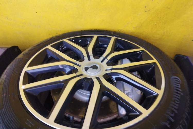 Used Denza Z9 2024 1100 km Four-Wheel Drive Max Version Left Front Wheel Hub
